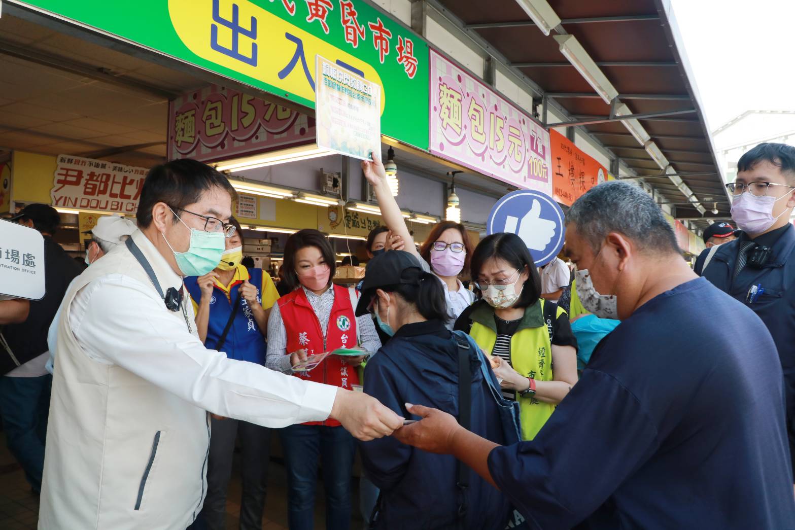 啟動「市場夜市銅板快閃夠購go」市長發抵用券促買氣