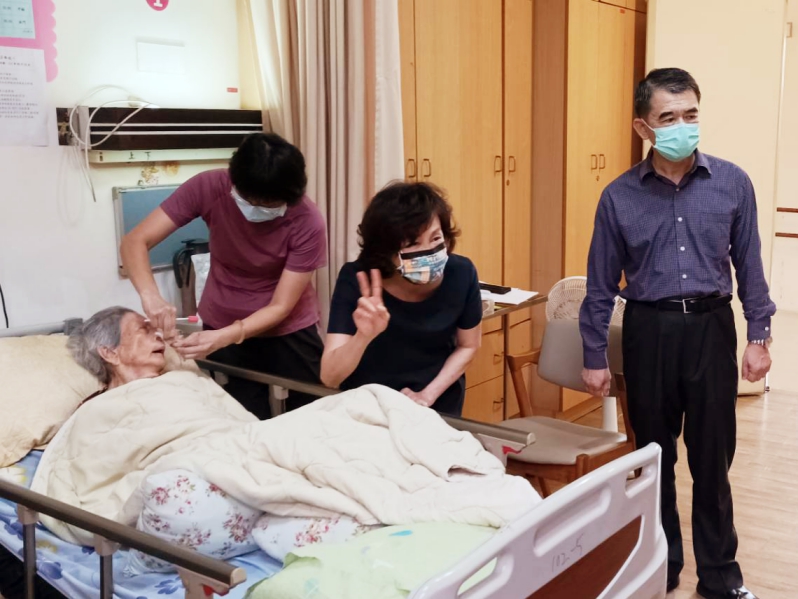 為住民和家屬帶來心靈療癒　新竹榮家安寧療護長輩與家屬善別
