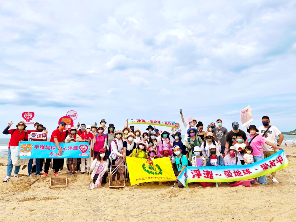 淨灘免費看沙雕環保公益　霹靂布袋戲粉絲和淨灘民眾守護海洋生態