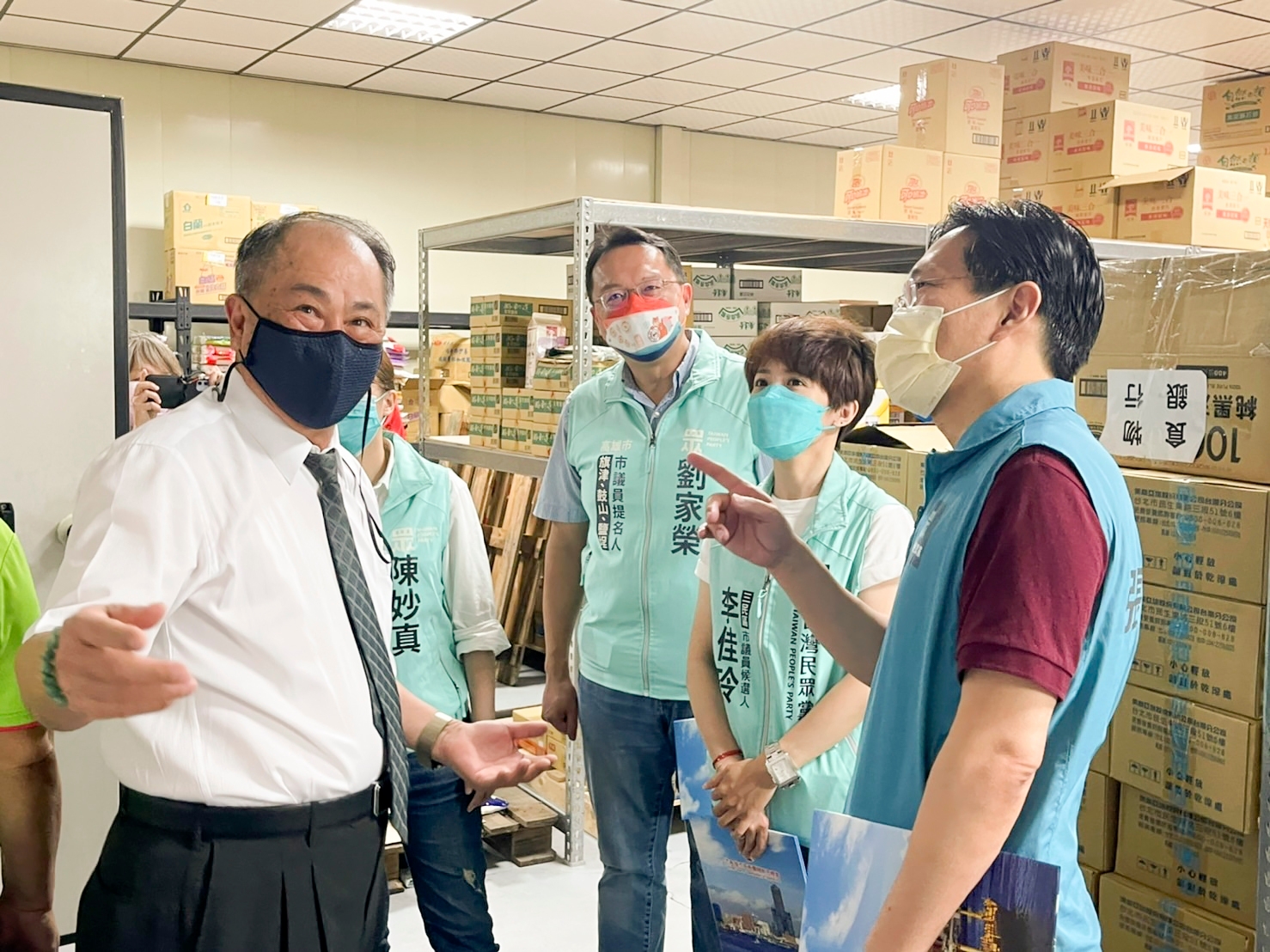 民眾黨立法委員張其祿率隊捐贈食物銀行物資