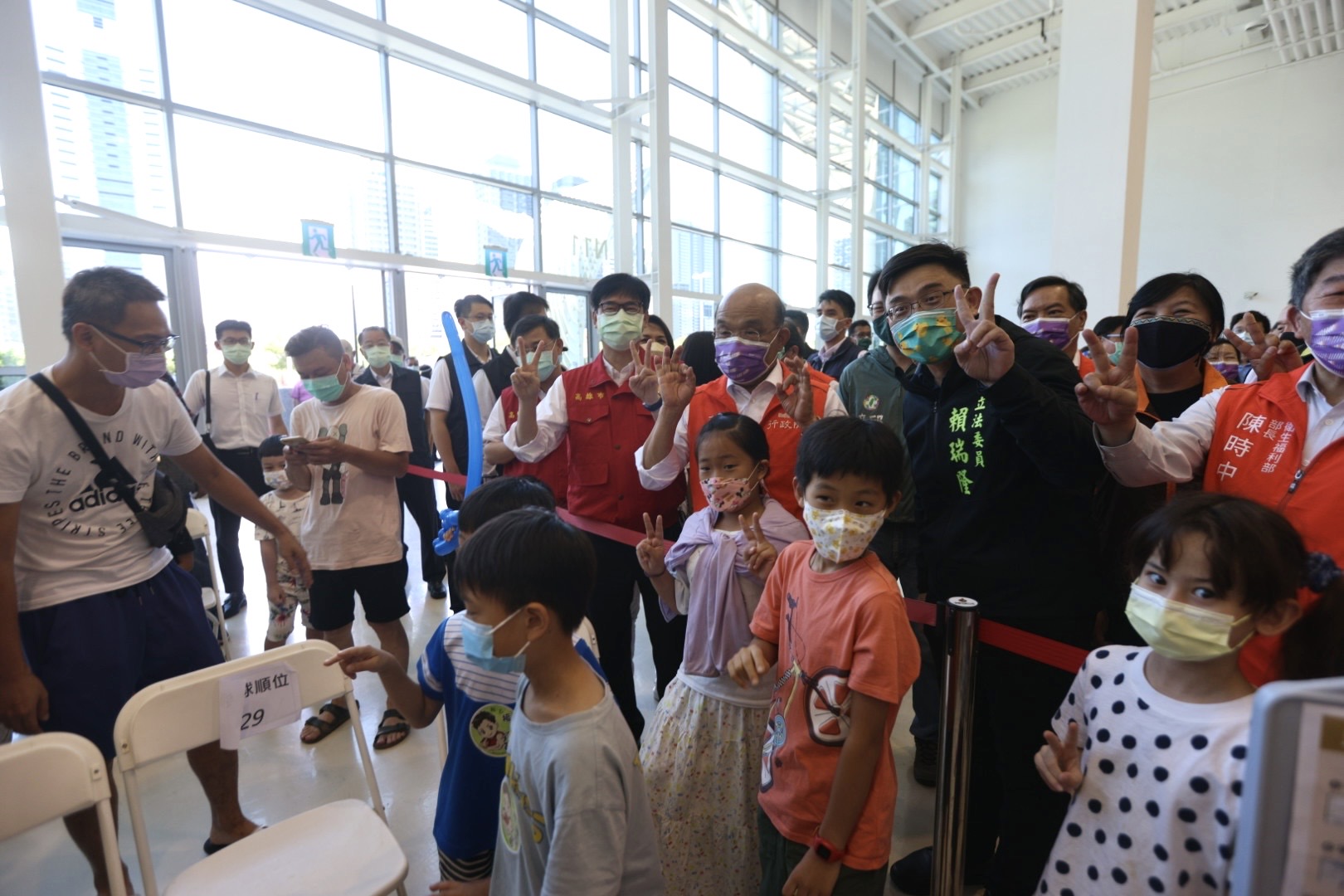 陳其邁陪同蘇貞昌院長、陳時中部長視察高雄展覽館兒童疫苗接種站
