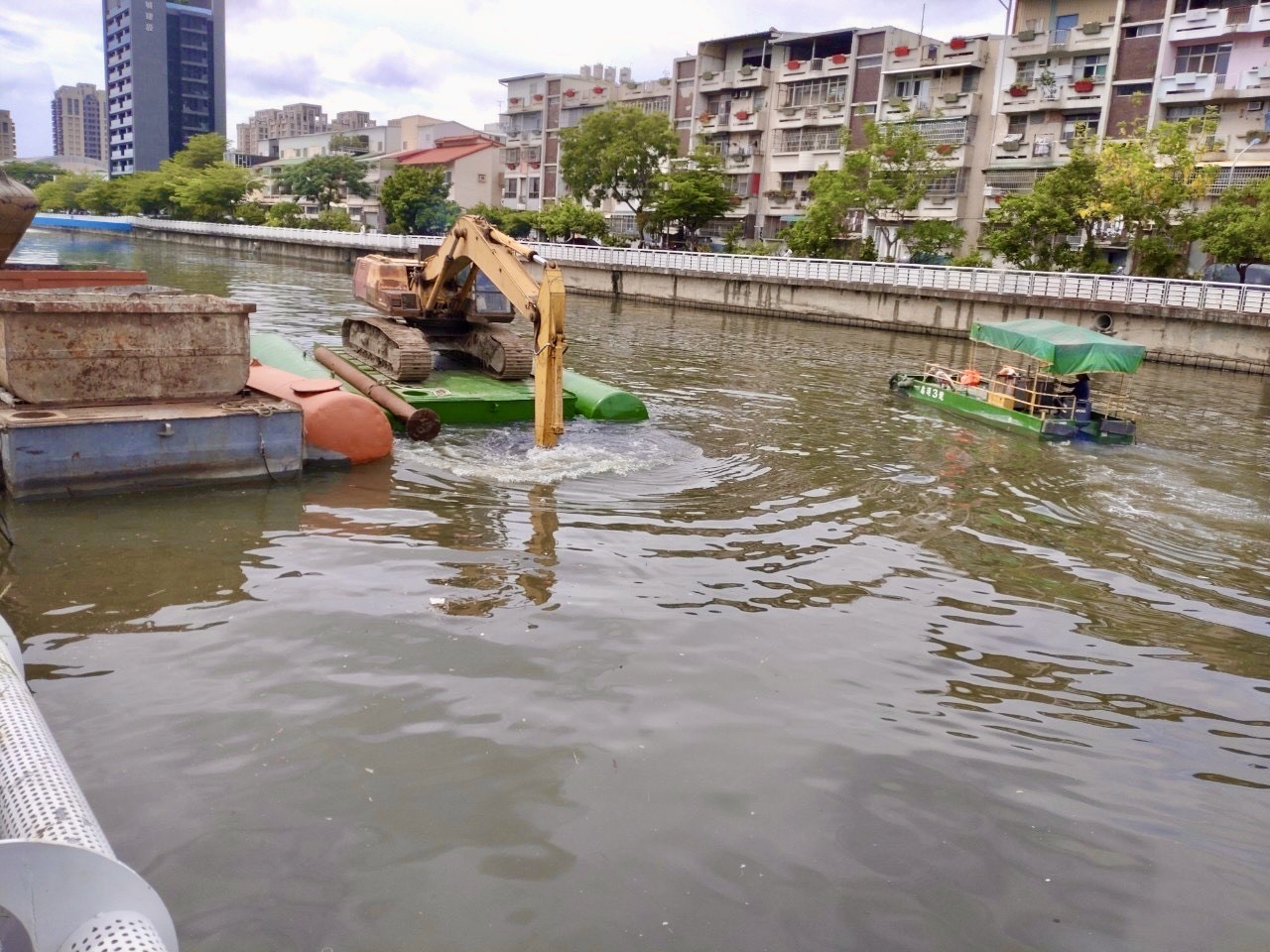 前鎮河水下疏濬開工水利局全方位河道疏理