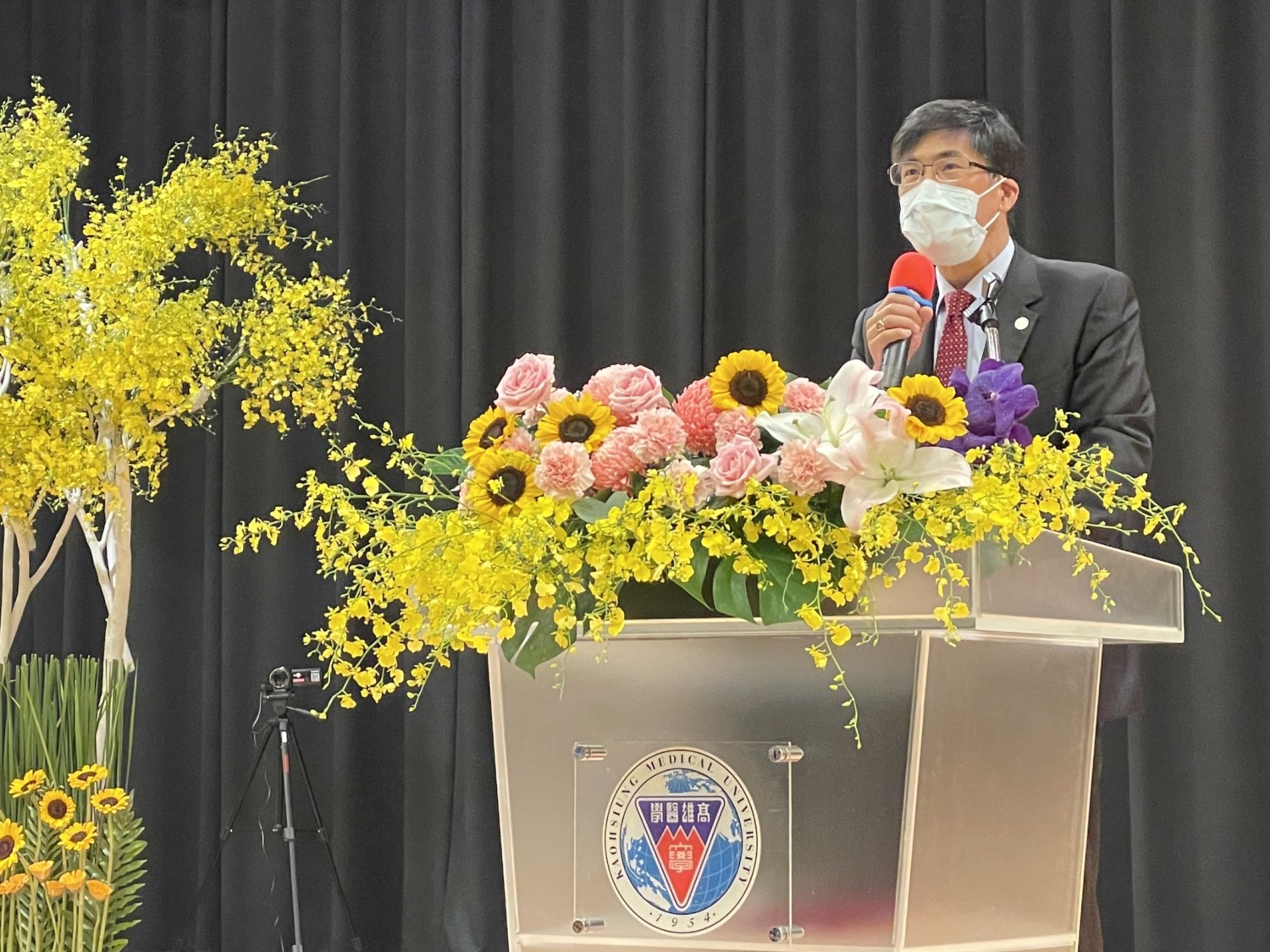 高醫大畢典採「混成」模式舉辦 中研院江安世院士獲頒名譽博士