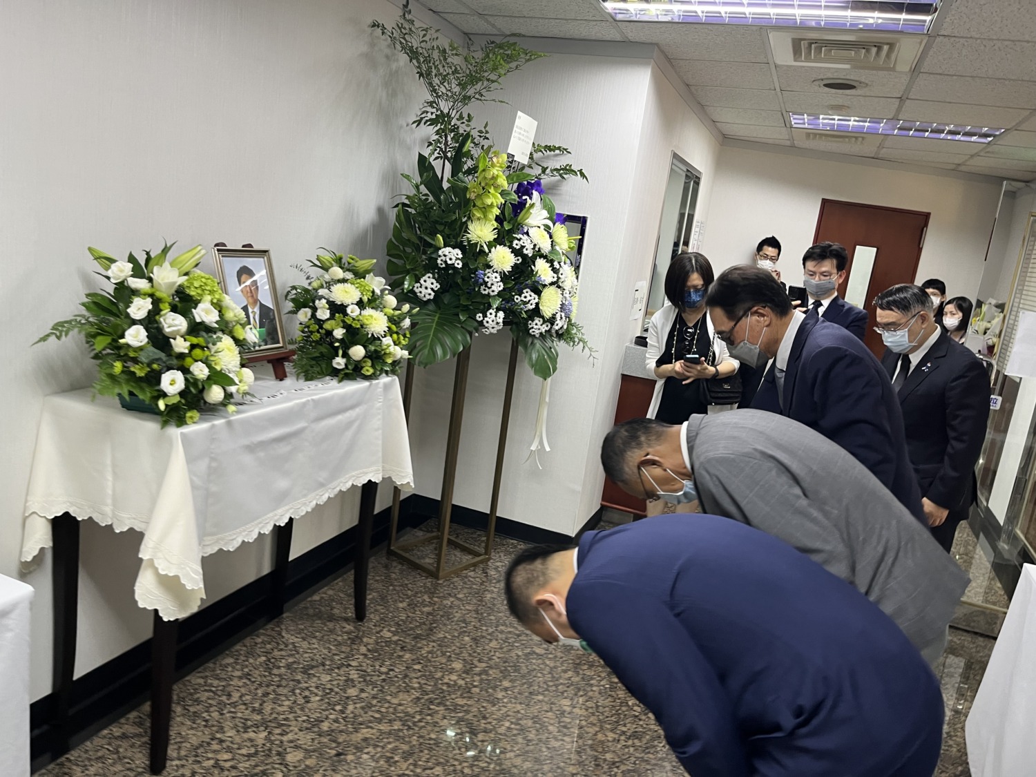 南服中心偕同外交部南辦 前往日台協會高雄事務所悼念安倍晉三