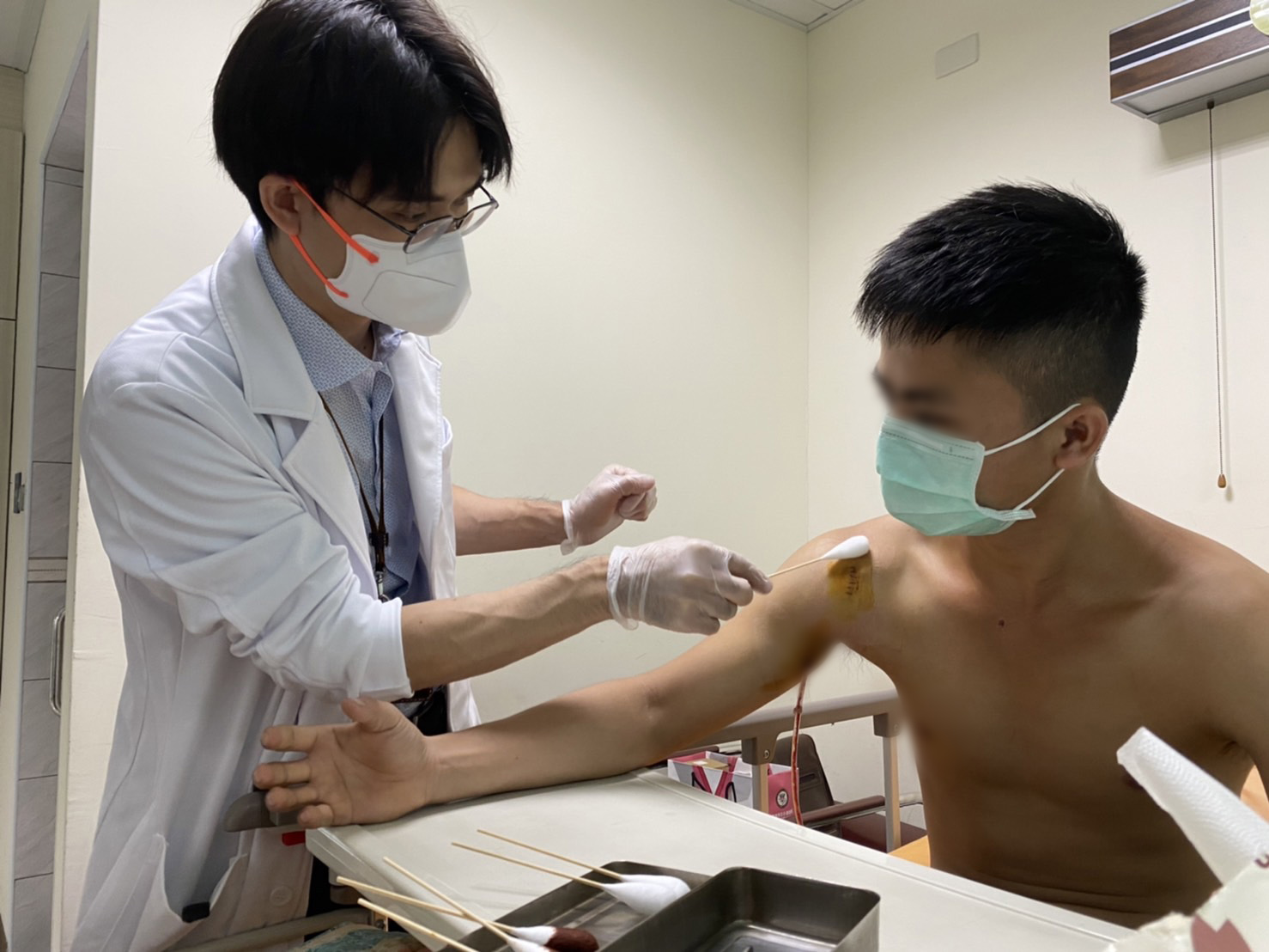 25歲男子遭鋼筋刺入右腋窩 醫師：現場不要拔除鋼筋