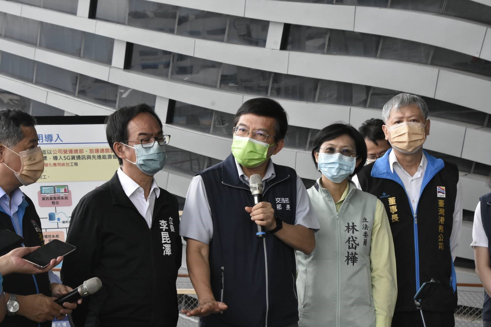 交長王國材視察高雄港客運專區旅運大樓　期許發展成為南部國際郵輪母港