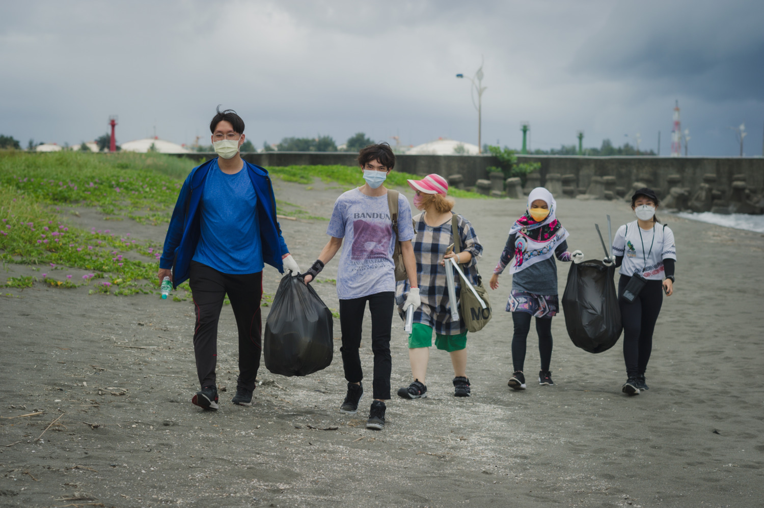 「青」沙灘 高市青年局志工團共同守護永安海岸