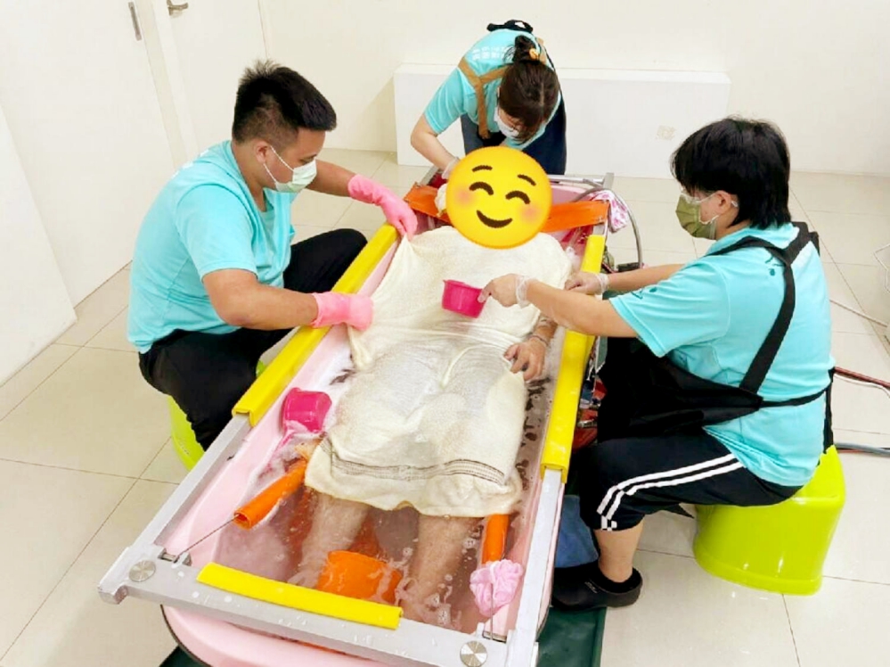 一通電話「澡」回幸福　竹市長照服務再升級提供長期臥床者原床沐浴