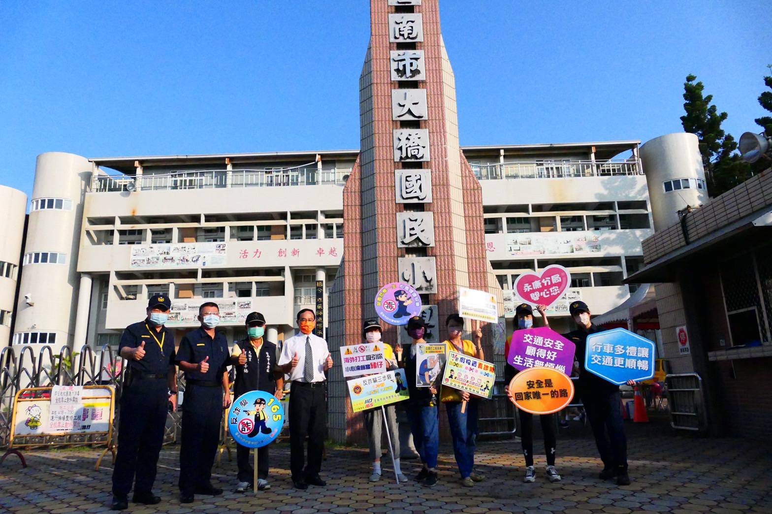 開學首日護童防疫 永康警守護學童安全