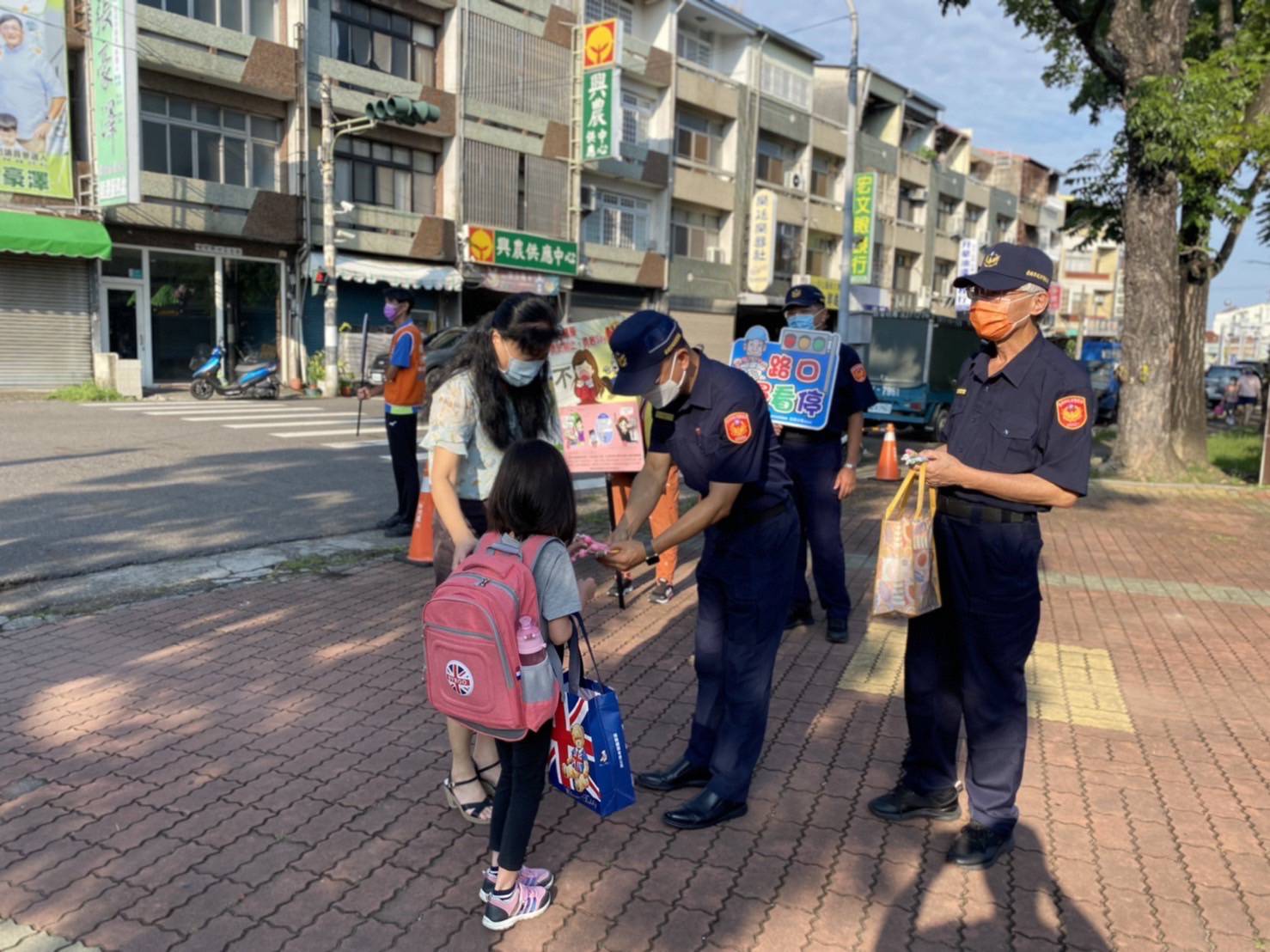 白河警守護學童 開學日保平安