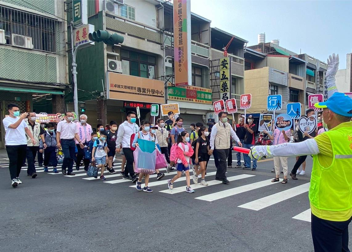 開學首日「護童」 「交通安全宣導」讓家長Fun心