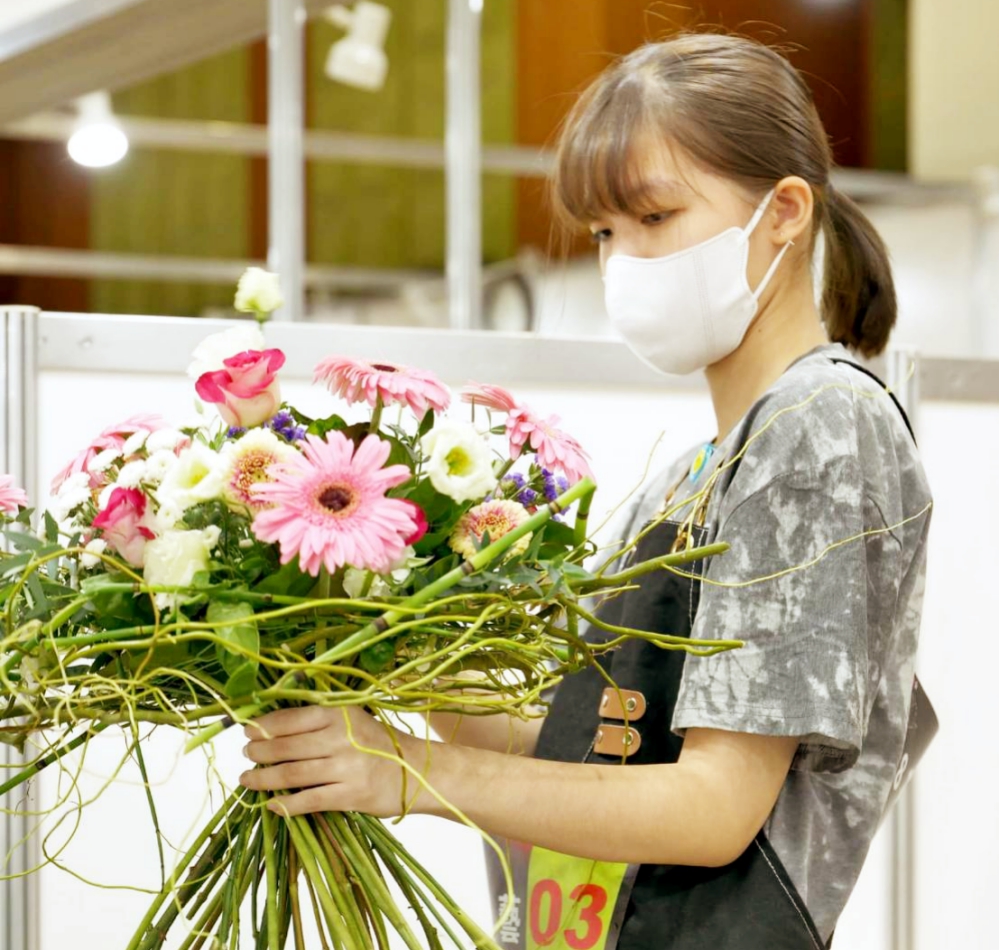 勞動部桃竹苗分署「技能扎根」大展身手　李惟慈苦練花藝拿下全國第四名