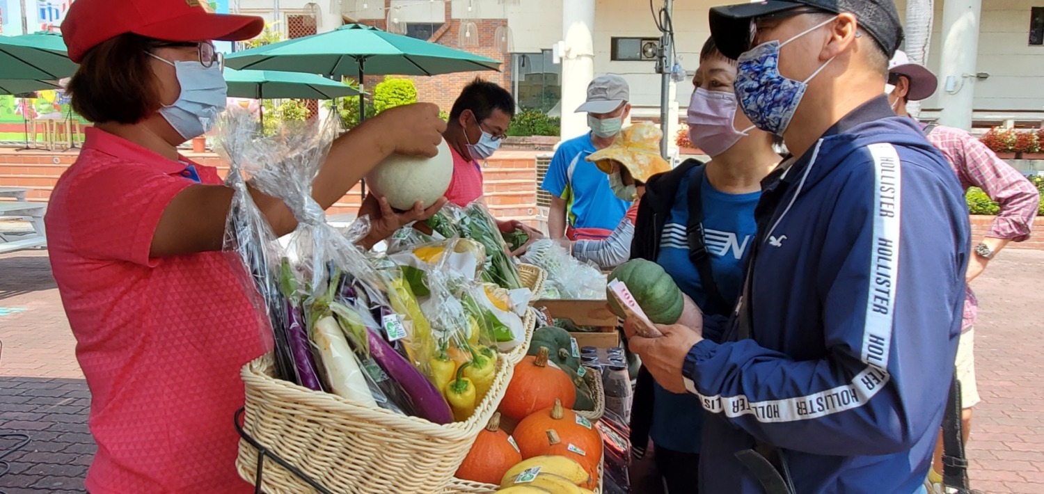 中秋連假找樂子唯一選擇 高雄物產館蓮潭小農市集週末登場