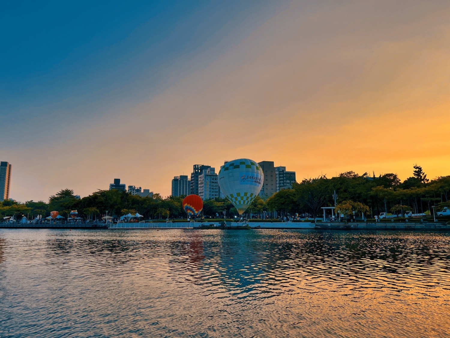 愛河河畔浪漫飛翔 繽紛色彩點綴城市風景