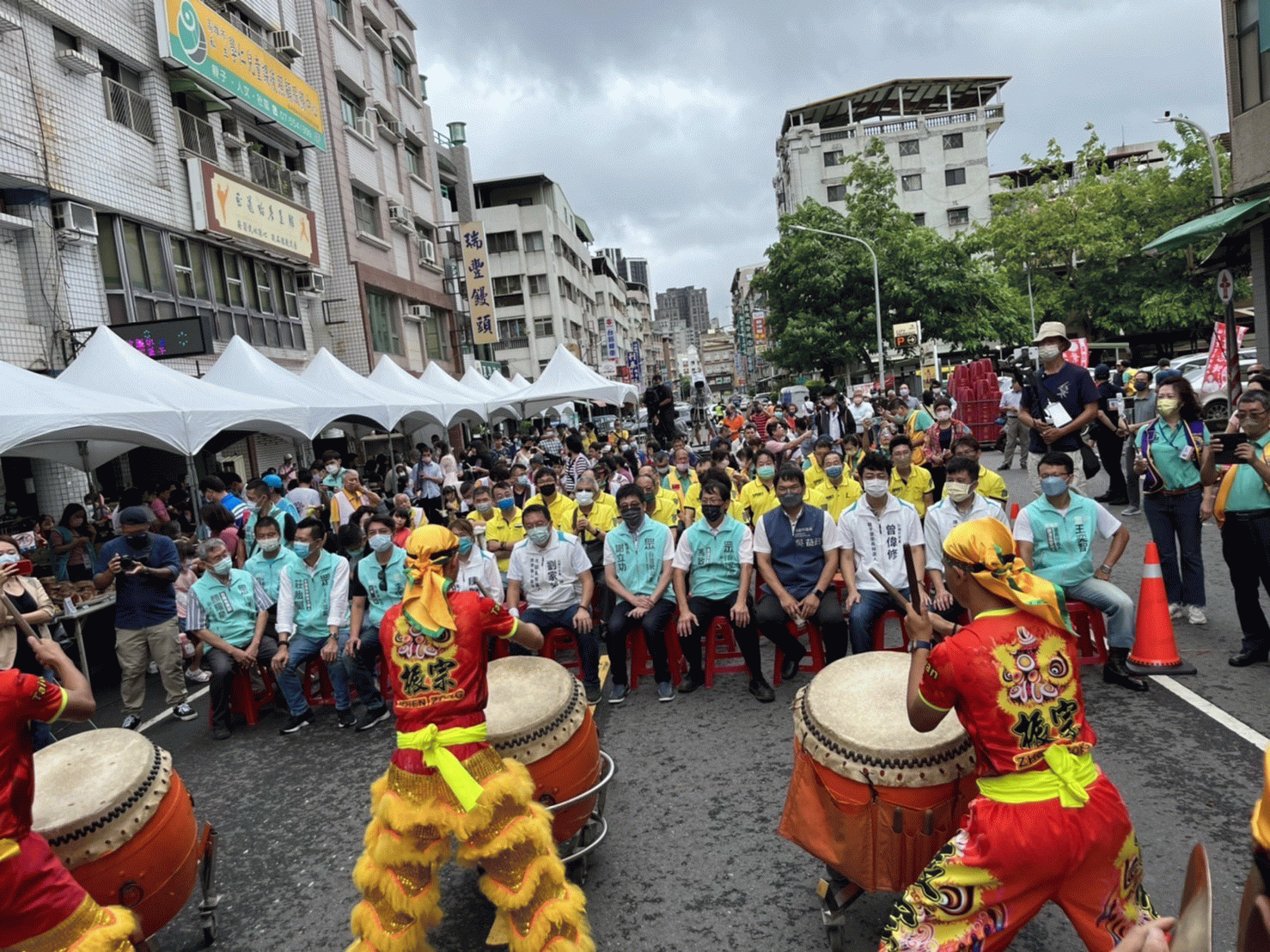 民眾黨劉家榮聲勢漲，就有人盜照片、還有人在帆布招牌上噴檳榔汁