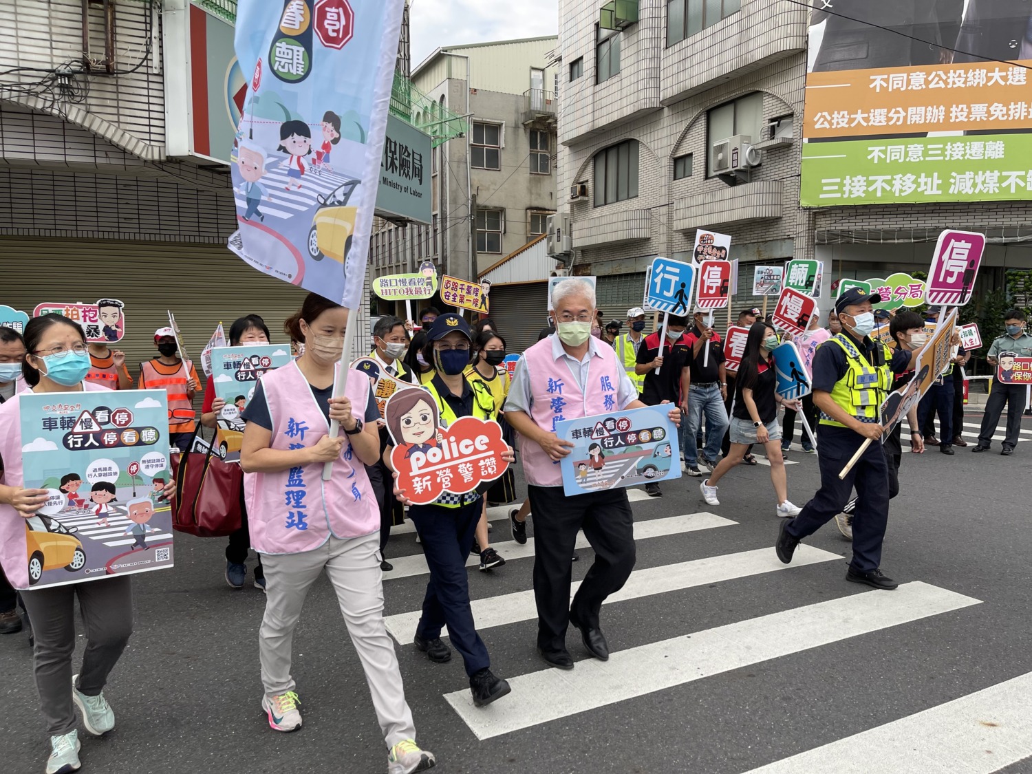 新營警分局交通安全月 路口快閃宣導「車輛慢看停  行人停看聽」