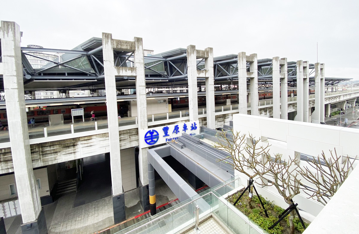 「火車過山洞」鐵道迷追火車  豐原轉運中心私房景點大轟動