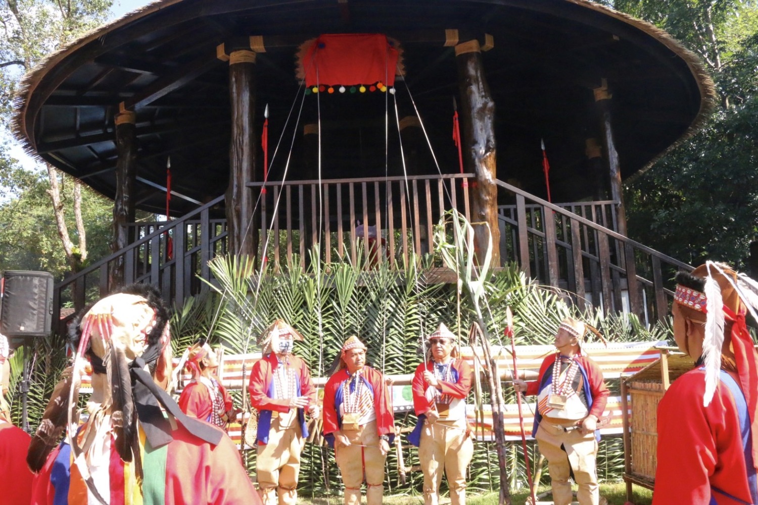 米貢祭「揭」開男子聚會所(cakʉrʉ) 灑喜糖分享祝福