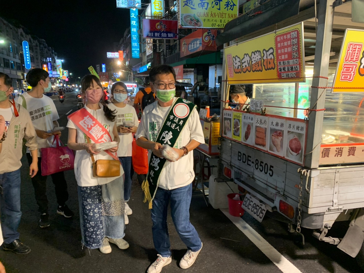 陳慶鴻打出「牽手牌」夜市拜票