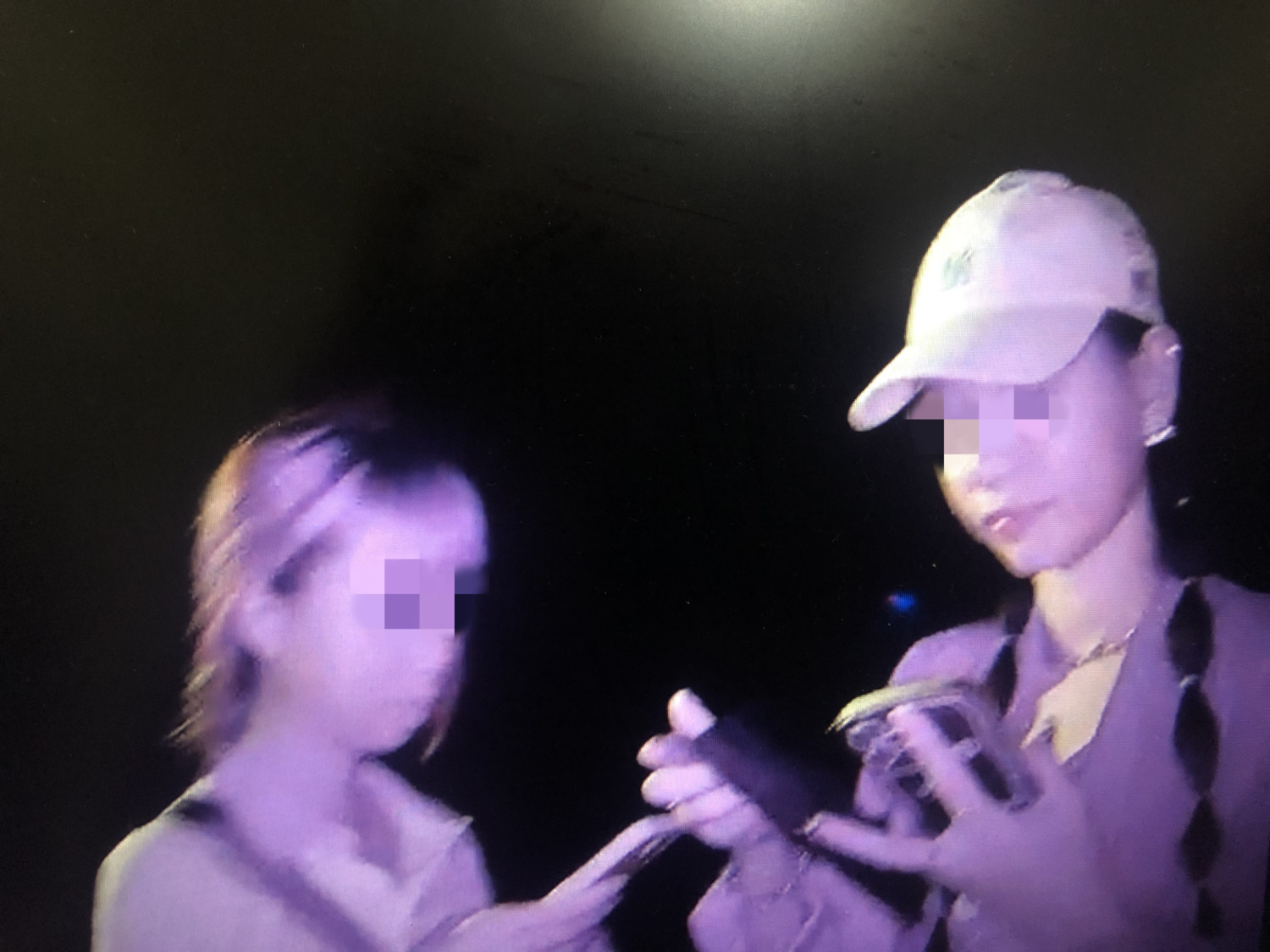 妙齡女見警假裝打電話逃跑 真實身分曝光
