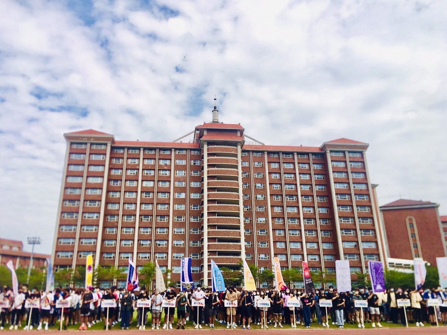 義守大學 全體動員high翻校園
