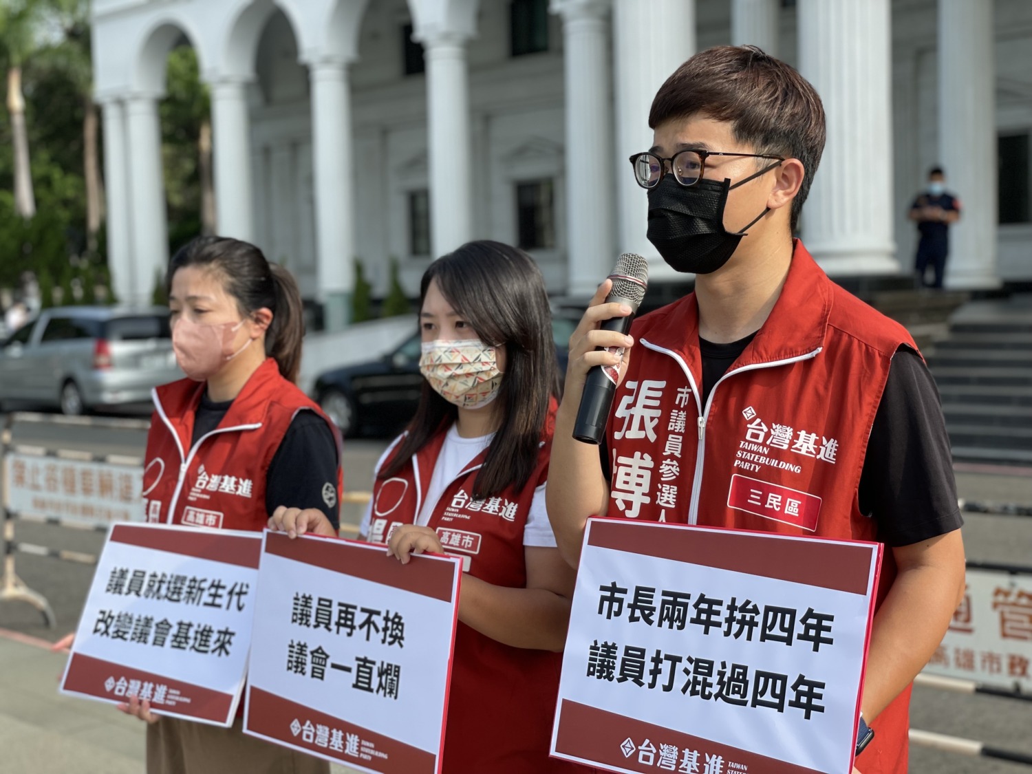 台灣基進高雄議員參選人質疑「市長兩年拚四年，議員打混過四年？」
