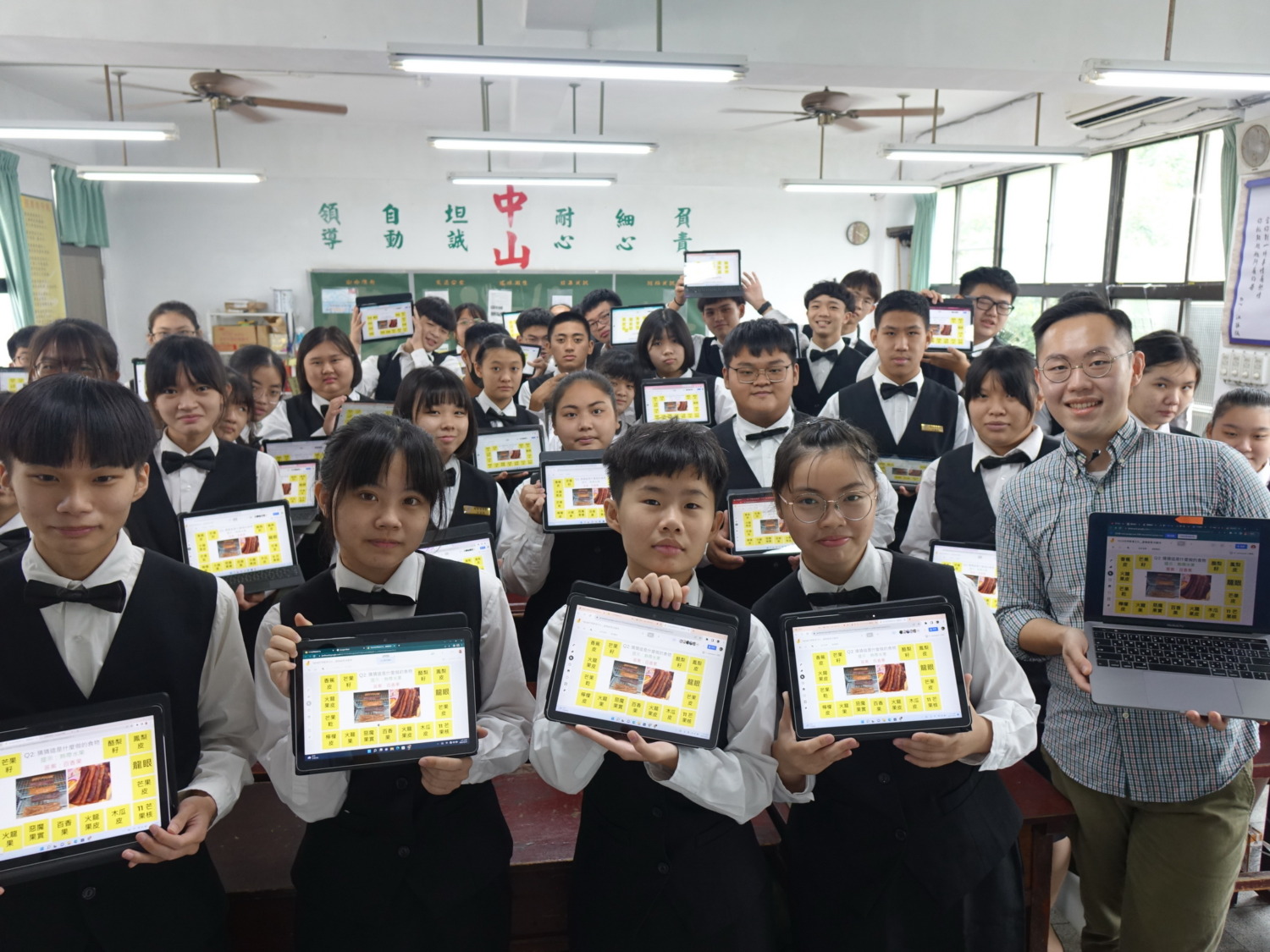 教育部數位學習精進方案  中山工商推動班班有網路  生生用平板