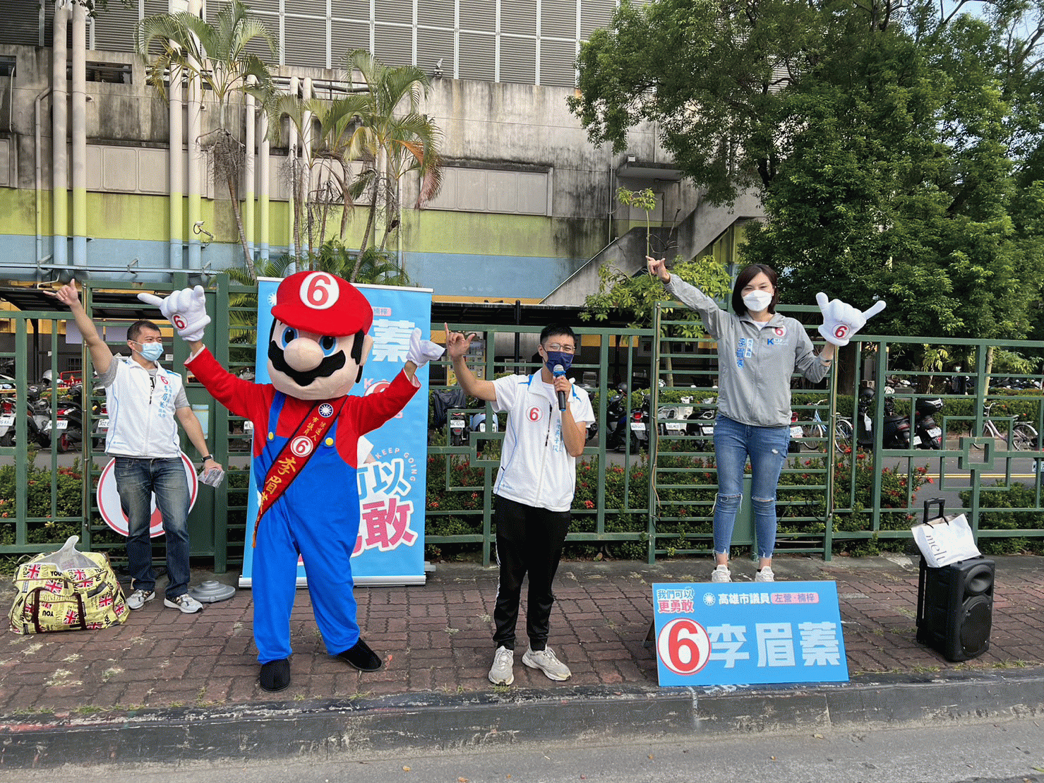 超級馬力歐陪李眉蓁路口拜票 帶給民眾充滿元氣的一天