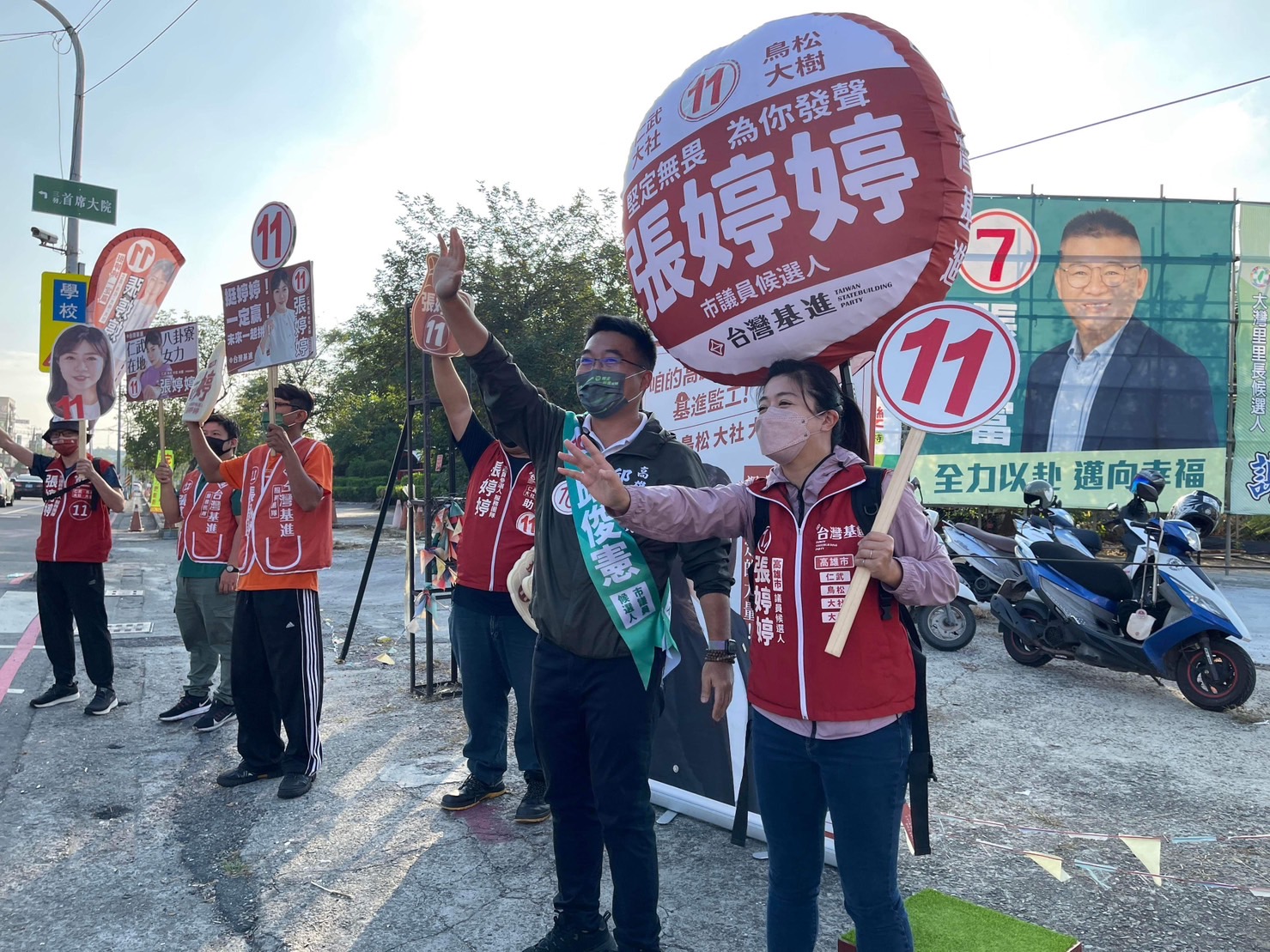 本土派仁武區一同站路口拜票　共創問政好風氣