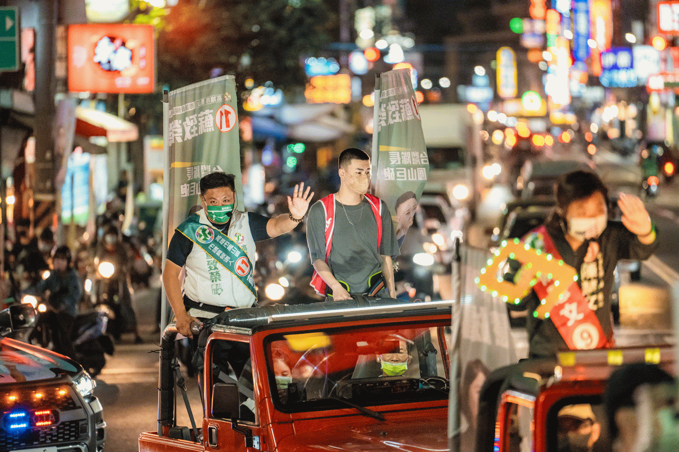 陳其邁兒子陳政通助陣 陪同蘇致榮車隊掃街爭取支持