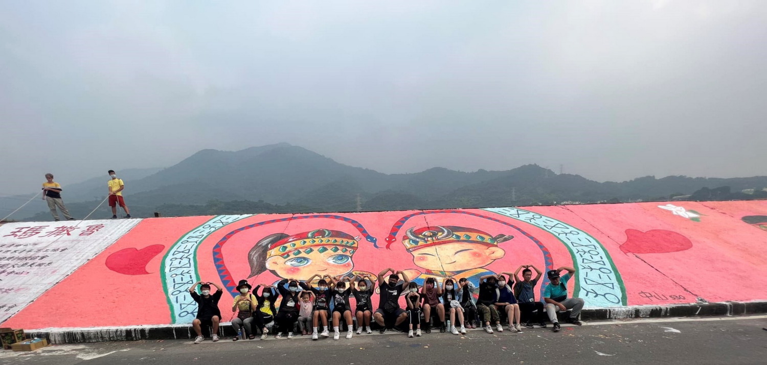 中山工商多媒體技術科學生發揮所學 為大寮運動公園構圖、屏東來義鄉古樓堤防彩繪