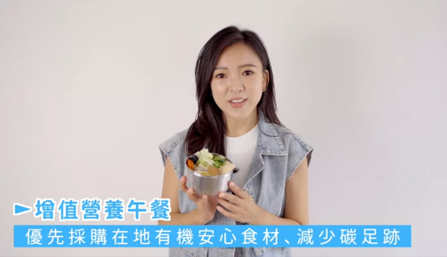 美女發言人推政見影片 一人分飾十角網驚見這亮點