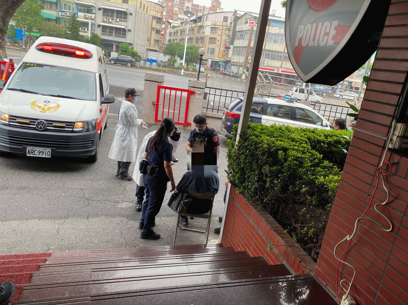 馬路上的塔臺 駕駛全身抽搐停靠航警局高雄分局大門求援