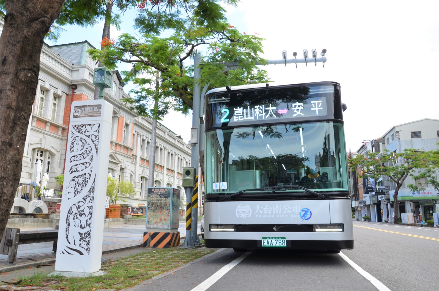 台南市公車電動化 Model T為古城增添時尚科技風