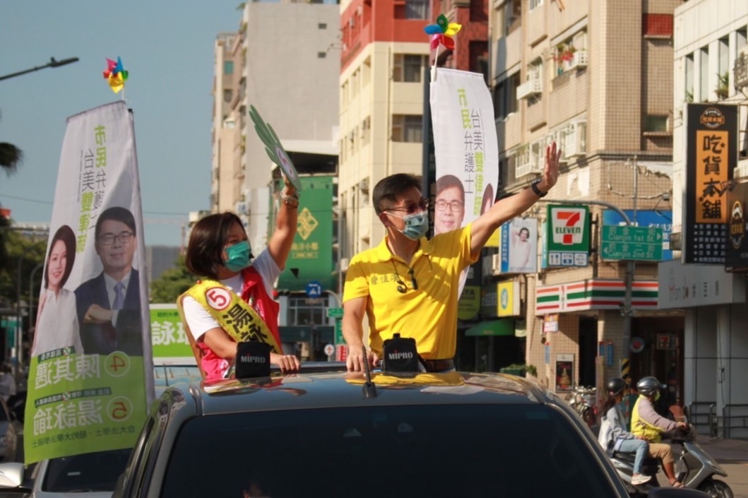 高屏一條心 鍾佳濱跨縣市全力輔選台大學妹湯詠瑜 力拚議會過半關鍵一席