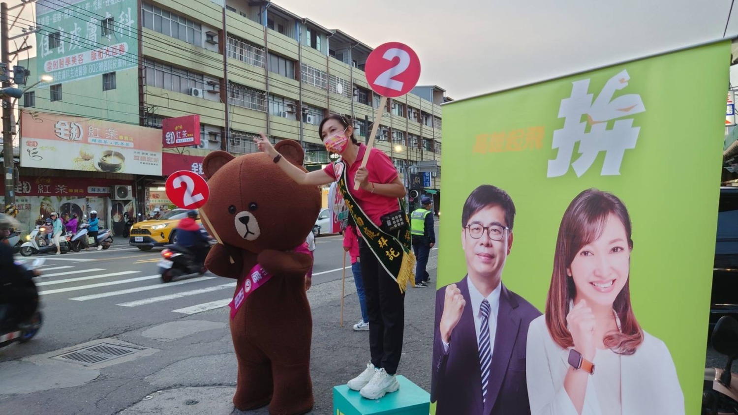 「熊大」陪同街頭拜票，李雨庭很吸晴！