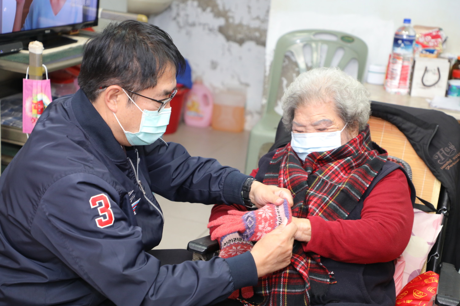 強烈冷氣團接連報到  黃偉哲慰訪獨居長輩叮嚀天冷要保暖