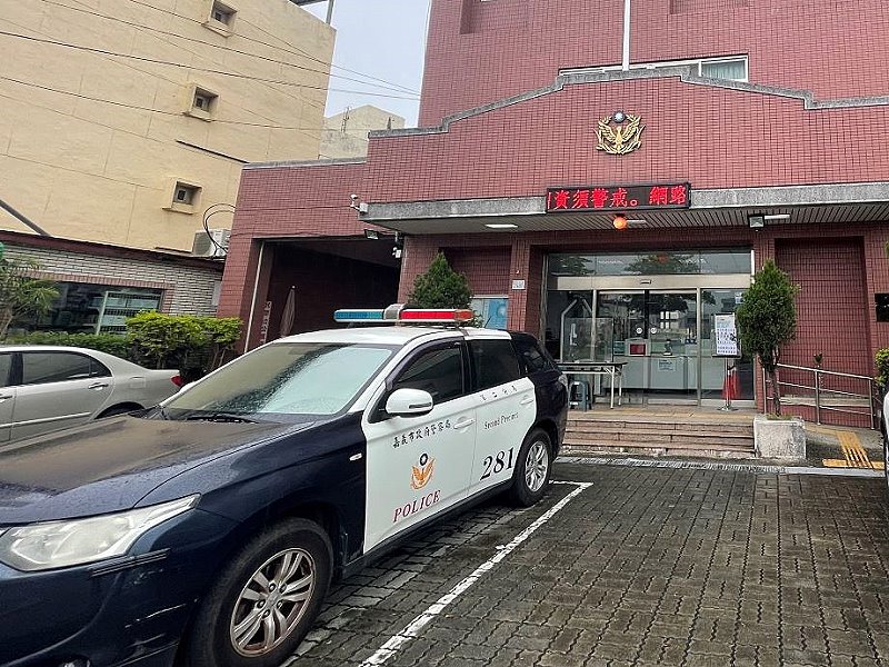 老翁誤闖快車道  後湖警即刻救援
