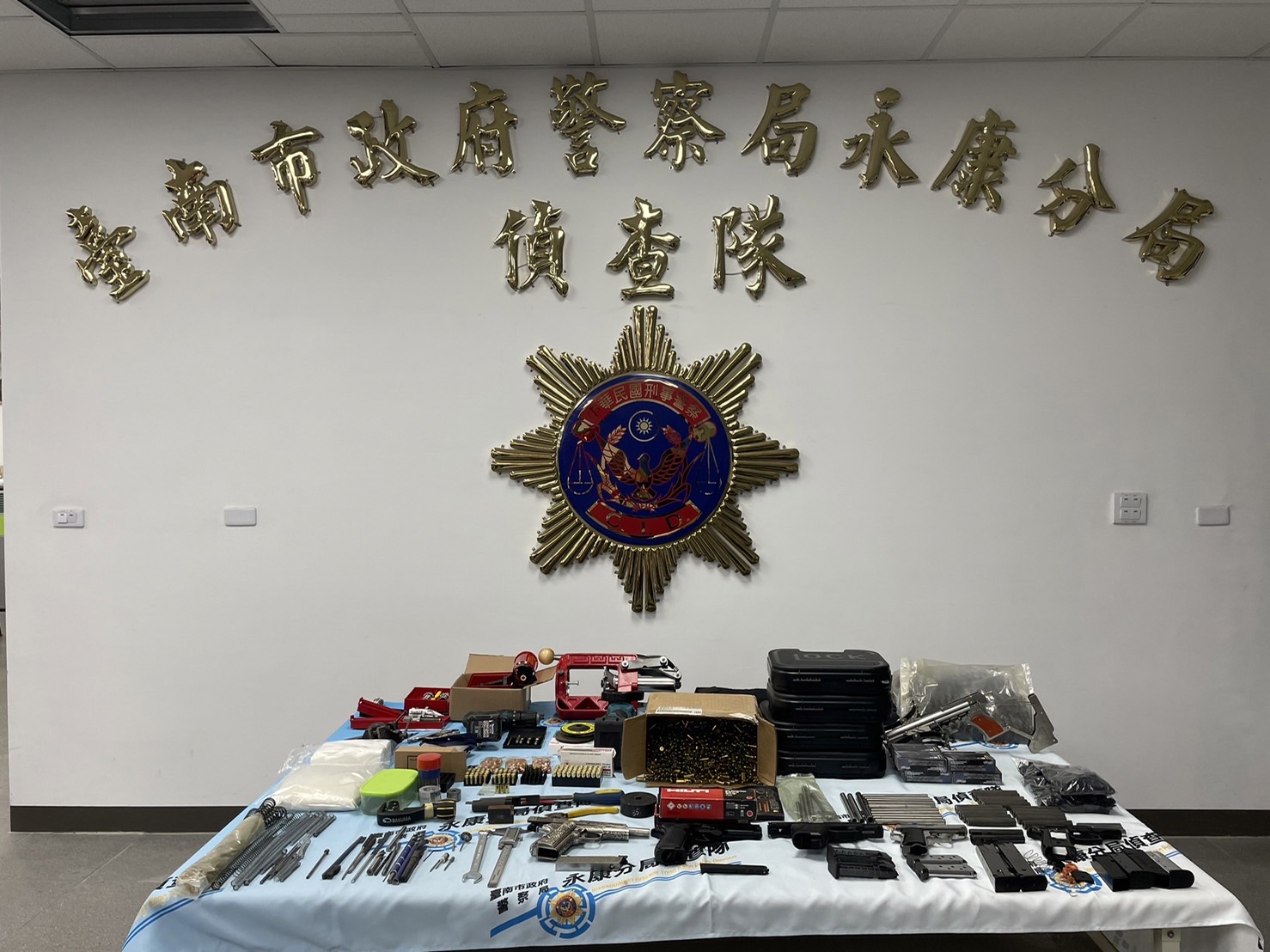 南警掃蕩追緝黑槍 赫見魚塭工寮暗藏改造槍彈工廠