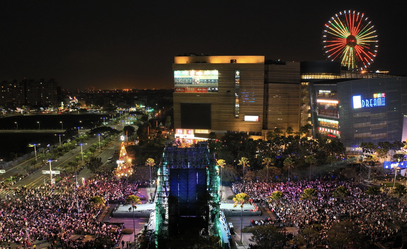 《亞灣未來市演唱會》爆人潮 快來嗨翻高雄跨年夜