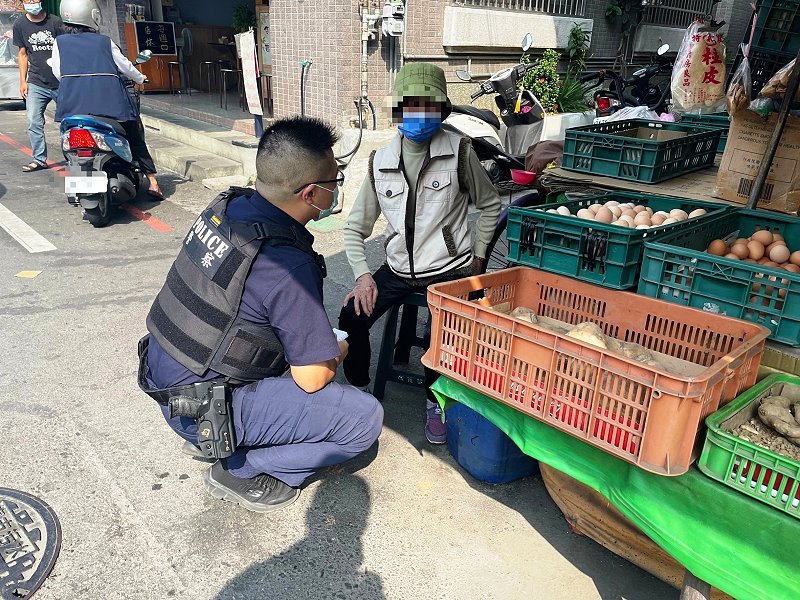 騎車採買身體突不適　北鎮警幫騎車護返家