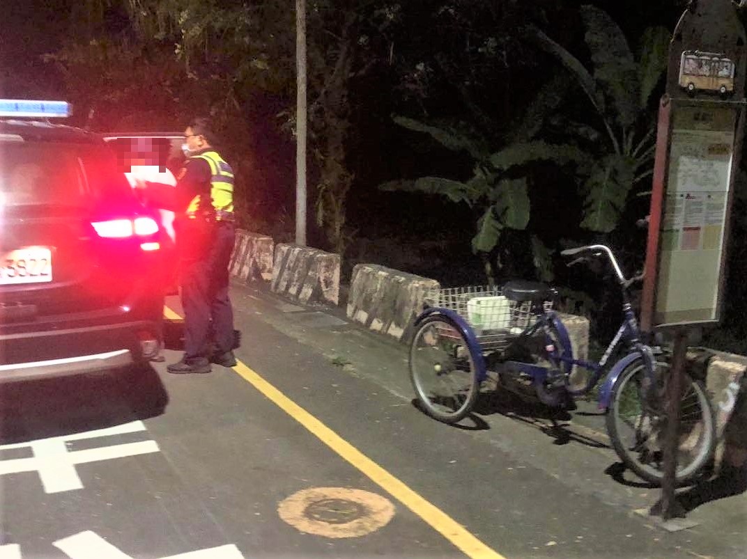 老翁騎車外出迷途  長竹警熱心助團圓