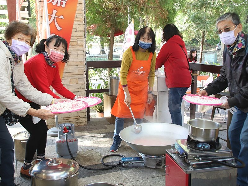 冬至邀福智搓湯圓　滿滿暖意暖心頭