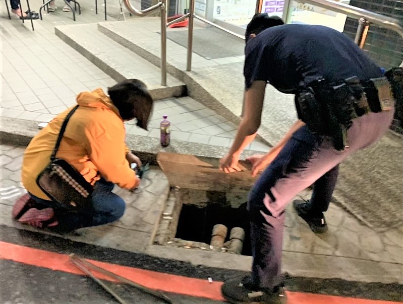 鑰匙滑落水溝　北鎮警助女子撈拾