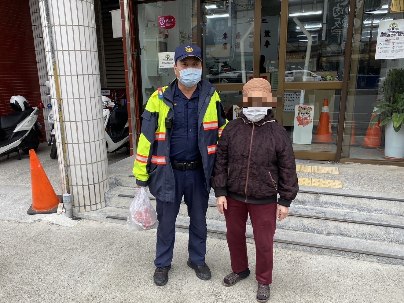 外出購物迷途　北興警助老婦人平安返家
