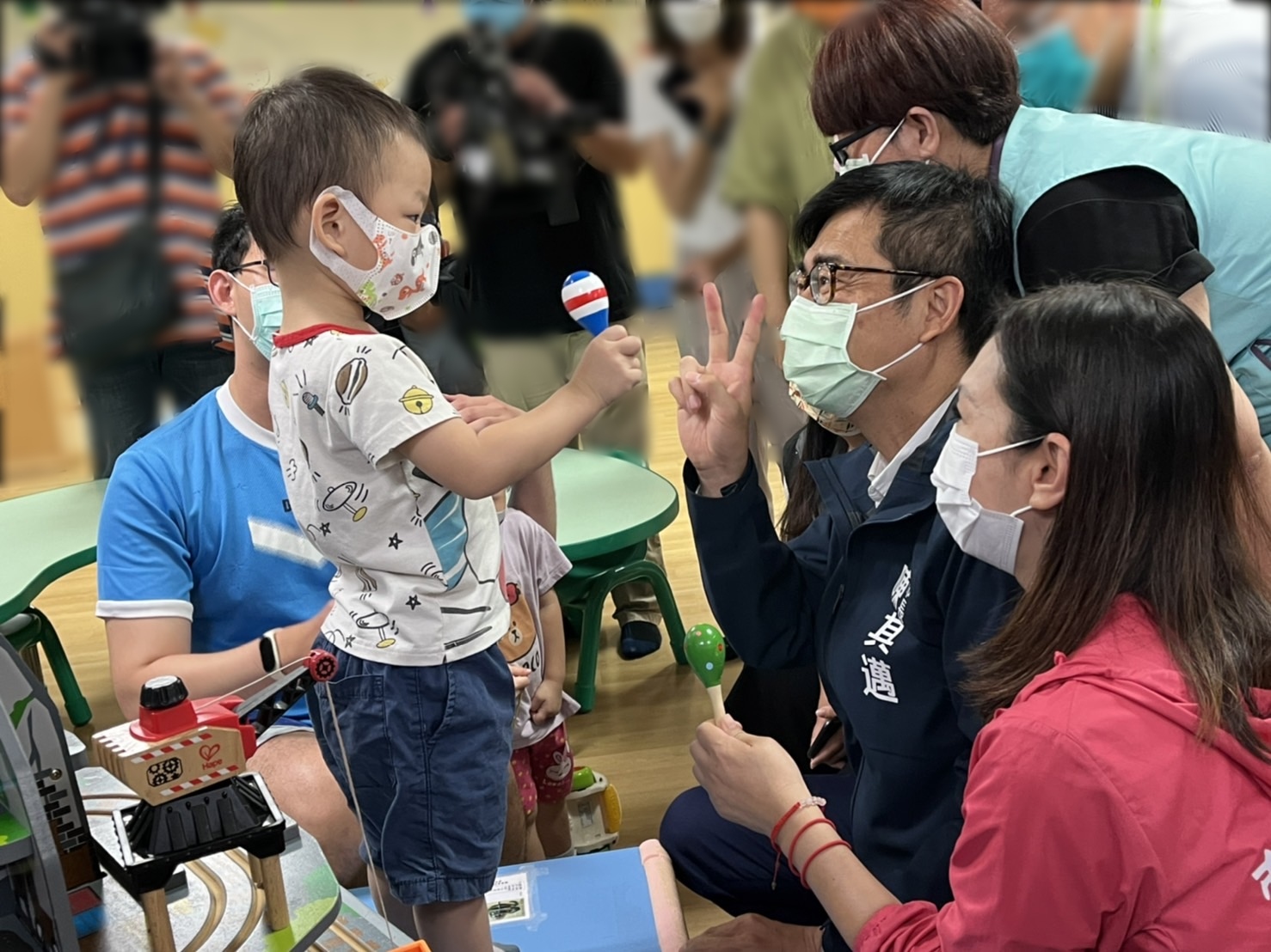 高市宣布提前發放育兒津貼補助 春節送愛不打烊