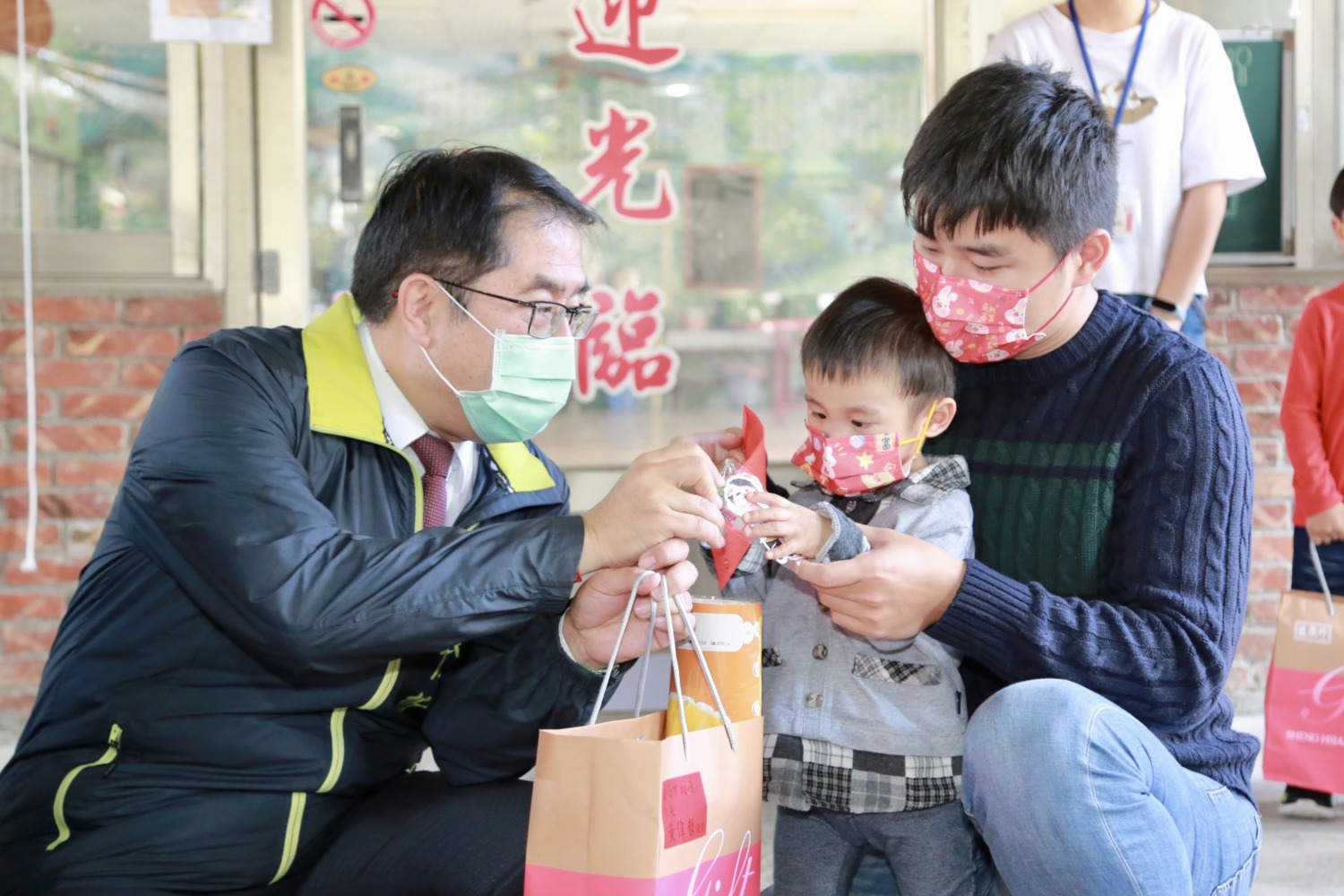 黃偉哲發紅包與監護兒少歲末圍爐 祝福成長未來光明