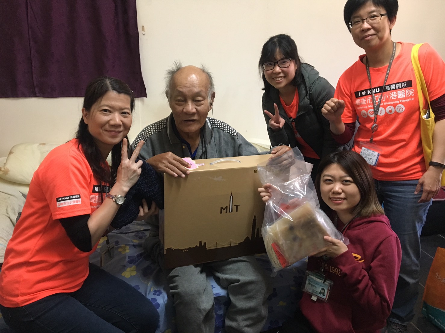 港醫關懷社區獨老 10年募集3500份愛心年菜