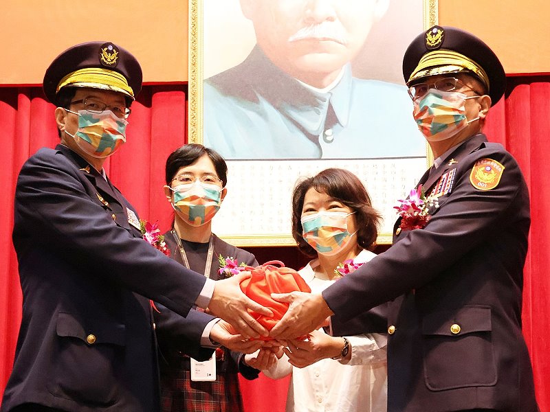 強棒一棒接一棒　嘉市警局卸、新任局長交接