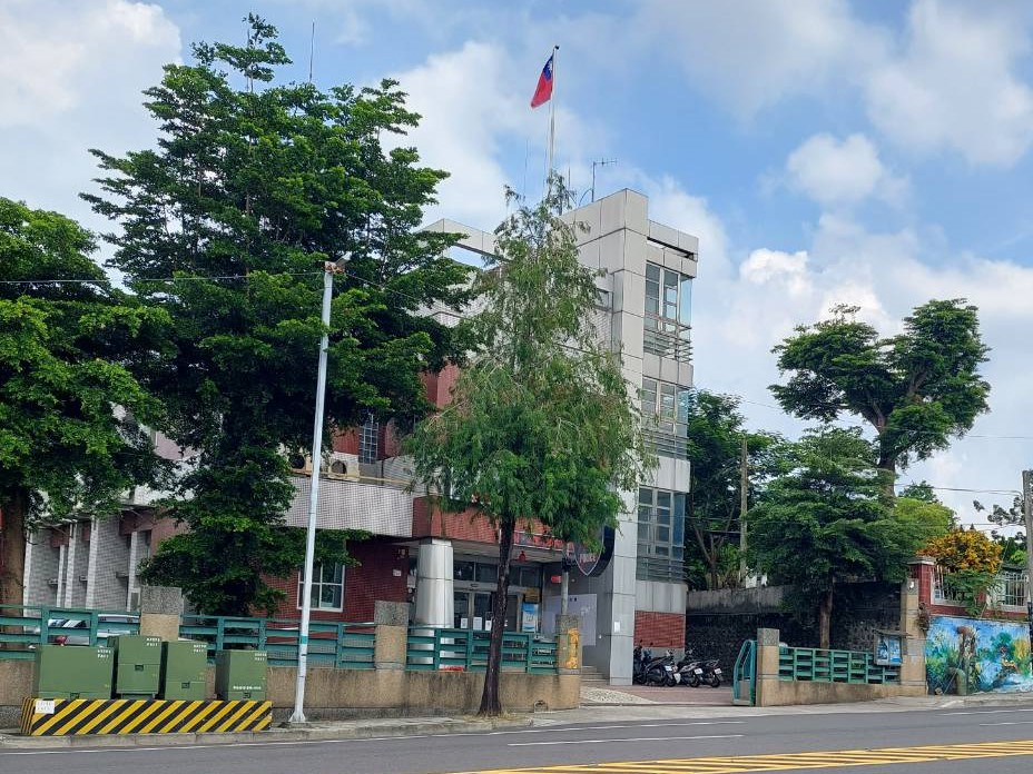 忘關車燈車沒電  長竹警暖心助脫困